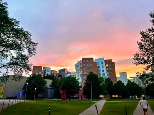 我们仍然未能说出那天傍晚天空的颜色